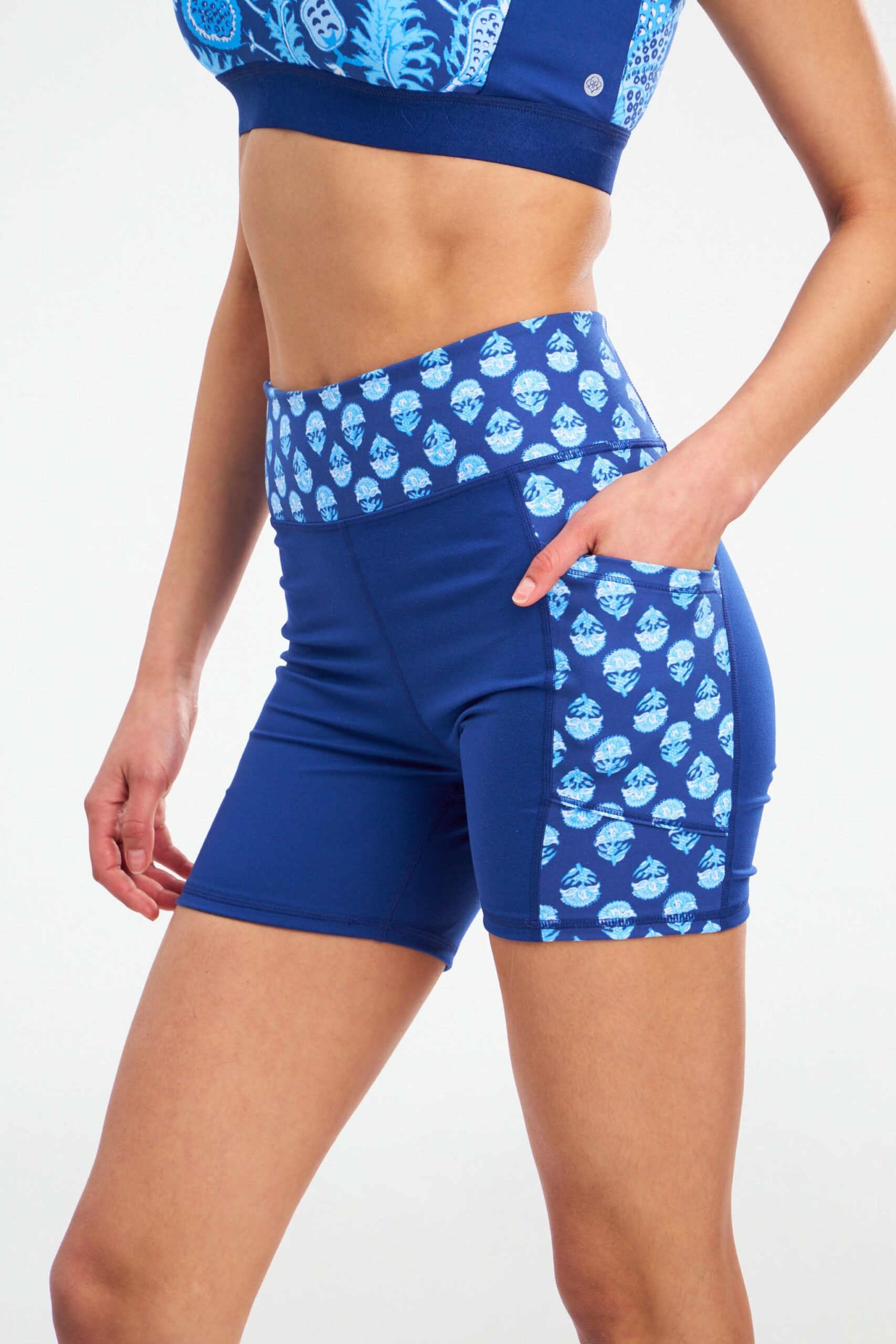 WOMENSDAISYPAISLEYKYLABIKERSHORTNAVYROLLERRABBIT-00072
